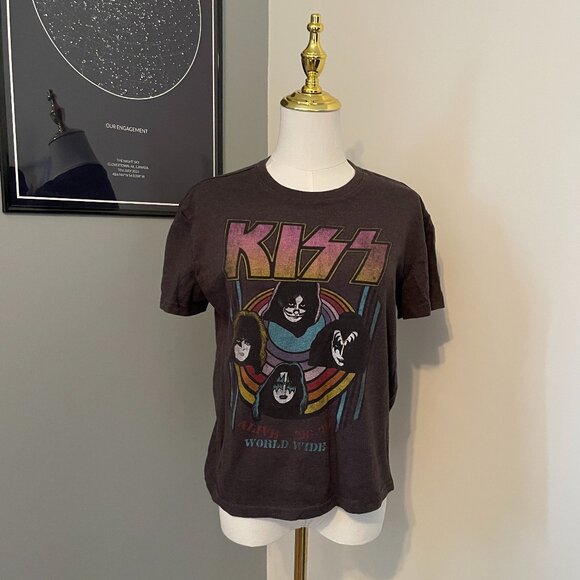 ✨3/$20✨ Kiss Graphic Tee - Picture 1 of 2